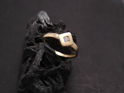 44616-0 Gold Ring quadratisch Gold 333 Zirkonia Gr. 57,5 Hersteller Juwelier Harnisch bis Gr. 58/18,5. Der Ring hat eine elegante Form und schimmert dezent im Licht.