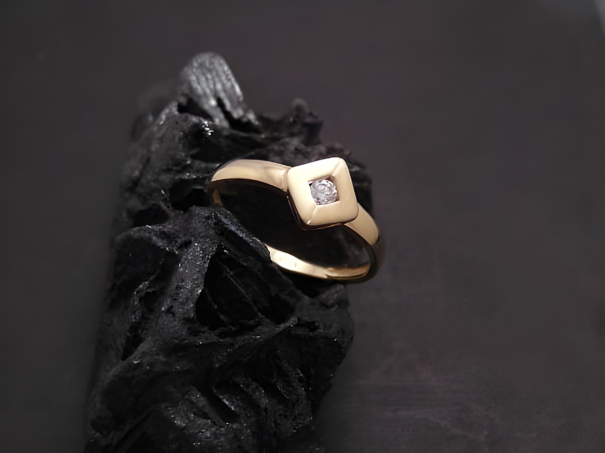 Gold Ring quadratisch Gold 333 Zirkonia Gr. 57,5 Hersteller Juwelier Harnisch bis Gr. 58/18,5. Der Ring hat eine elegante Form und schimmert dezent im Licht.