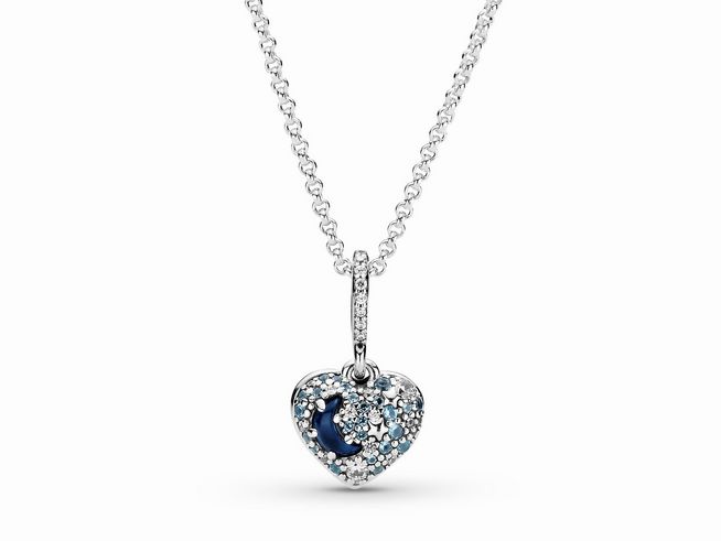 Kette aus Silber mit einem funkeltenden blauen Mond und einem herzförmigen Anhänger, besetzt mit verschiedenen Steinen, von Pandora, Modell Timeless.