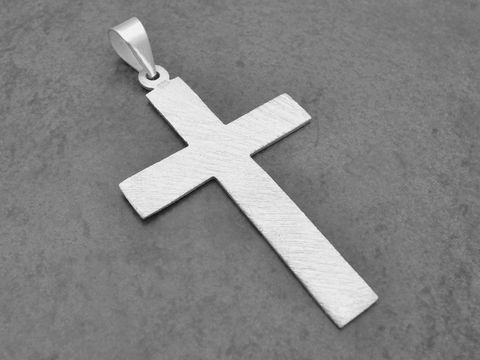 Silber Anhänger in Form eines schlichten, mattierten Kreuzes, hergestellt von Juwelier Harnisch, ideal für religiöse Anlässe.