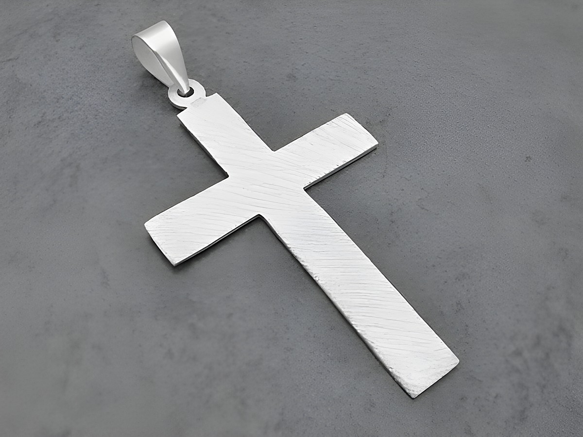 Silber Anhänger in Form eines schlichten, mattierten Kreuzes, hergestellt von Juwelier Harnisch, ideal für religiöse Anlässe.