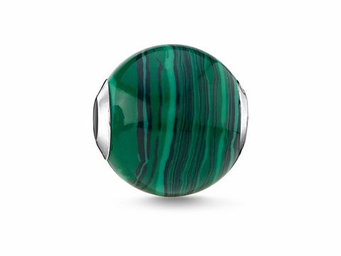 Grüner Karma Bead von Thomas Sabo K0296-475-6 aus Silber mit einem eleganten Malachitstein, der durch seine einzigartigen grünen Muster besticht und jedem Schmuckstück einen besonderen Akzent verleiht.