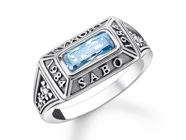 Thomas Sabo Ring aus Sterling Silber mit geschwärztem Design, besetzt mit einem rechteckigen, hellblauen synthetischen Spinell und Zirkonia, Größe 56.