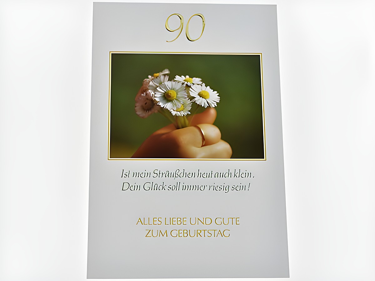 Geburtstagskarte mit einem kleinen Blumenstrauß in der Hand, u.a. mit Gänseblümchen, und dem Text zur Gratulation zum 90. Geburtstag. Hersteller Juwelier Harnisch.