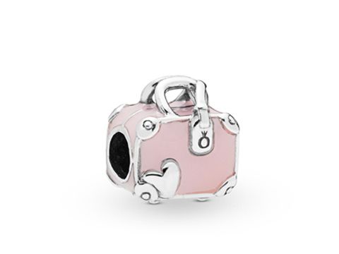 Silberner Koffer Charm von Pandora mit pinker Emaille und feinen Details, symbolisiert Reiselust und Abenteuer. Ideal für Armbänder und Kettenliebhaber.