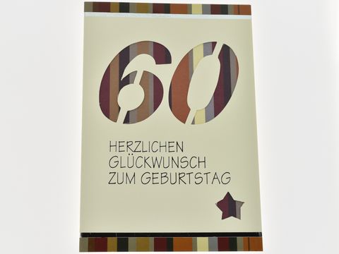Geburtstagskarte mit der bräunlich beige hinterlegten Zahl 60, verziert mit bunten Streifen und dem Schriftzug Herzlichen Glückwunsch zum Geburtstag, Hersteller Juwelier Harnisch.