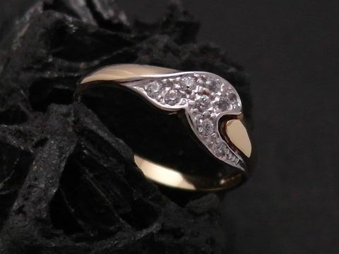 Gold Ring hübsch Gold 585 bicolor Zirkonia Goldring Gr. 56, Hersteller Juwelier Harnisch bis Gr. 56/18. Der Ring zeigt ein elegantes Design mit funkelnden Zirkonia-Steinen.