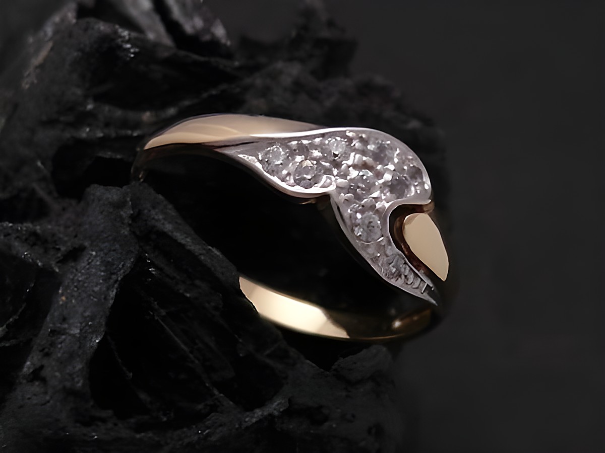 Gold Ring hübsch Gold 585 bicolor Zirkonia Goldring Gr. 56, Hersteller Juwelier Harnisch bis Gr. 56/18. Der Ring zeigt ein elegantes Design mit funkelnden Zirkonia-Steinen.