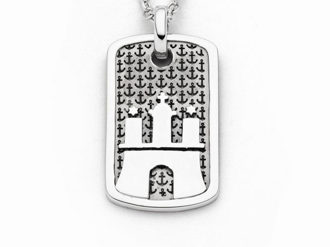 Der rhodinierte Dogtag Anhänger aus Sterling Silber von DUR zeigt das Hamburger Wahrzeichen, die Michelkirche, umgeben von Anker-Motiven auf einem strukturierten Hintergrund.