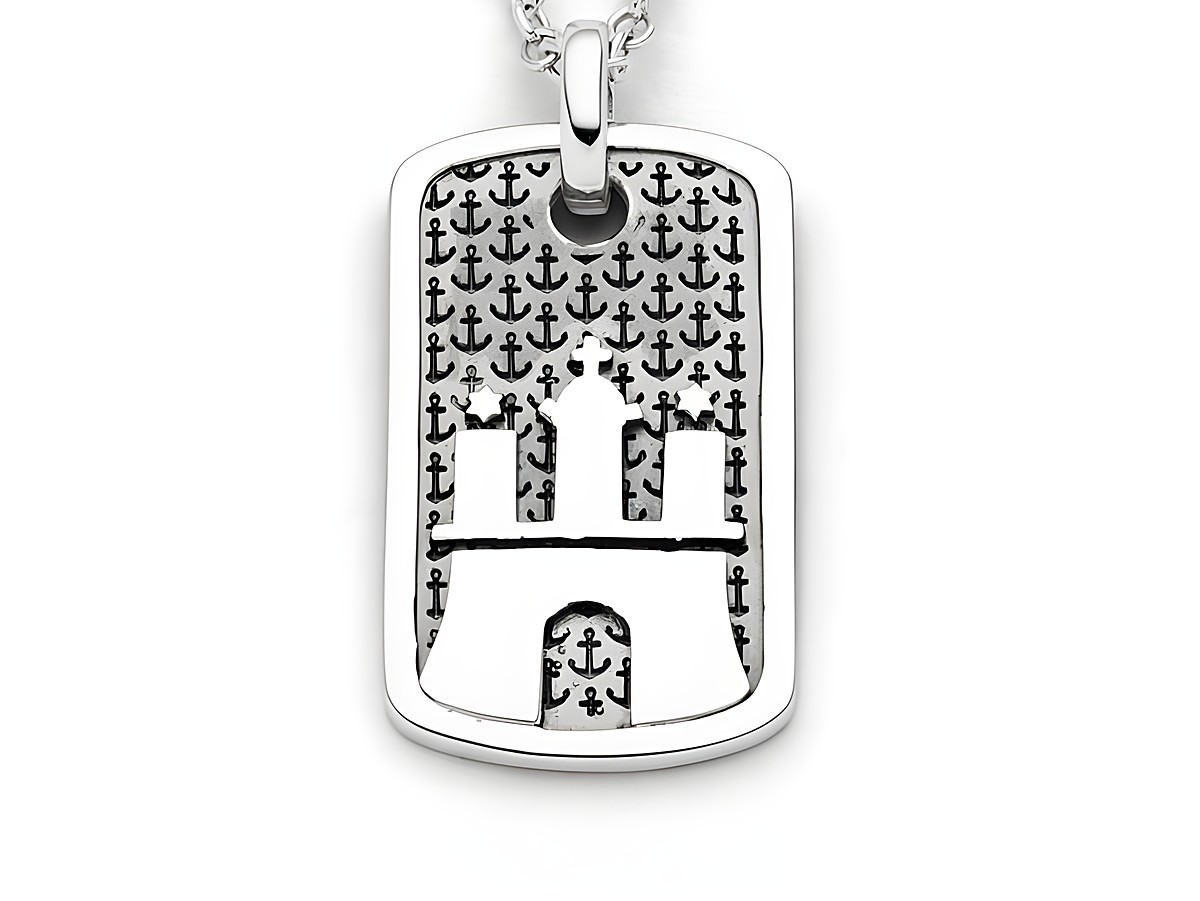 Der rhodinierte Dogtag Anhänger aus Sterling Silber von DUR zeigt das Hamburger Wahrzeichen, die Michelkirche, umgeben von Anker-Motiven auf einem strukturierten Hintergrund.