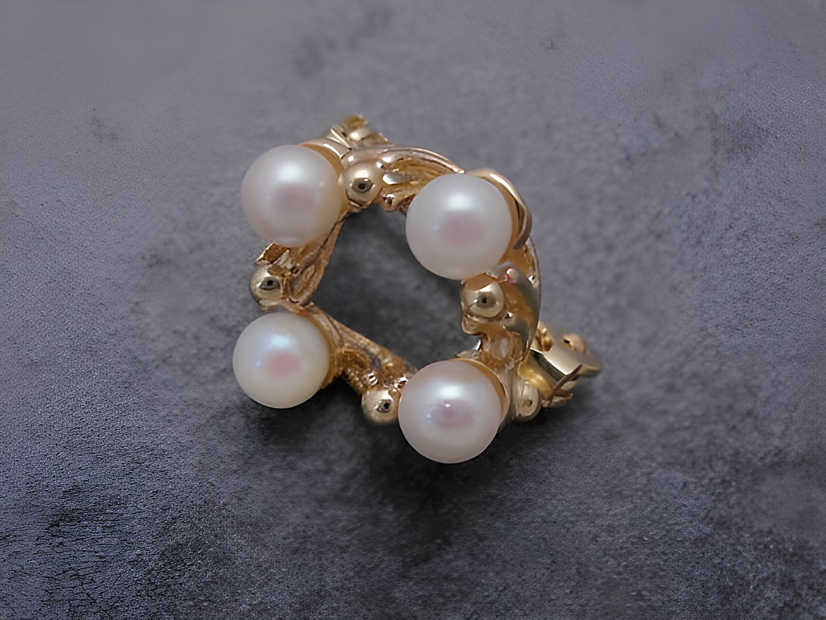 Filigrane Gold Brosche aus Gold 333 mit Zuchtperlen, gefertigt von Juwelier Harnisch, elegantes Design als Anstecknadel, ideal für besondere Anlässe oder als Schmuckstück.