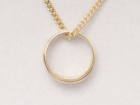 Silber Taufring vergoldet mit Rubin, an einer feinen Kette aus Sterling Silber, Hersteller: Juwelier Harnisch, elegant und zeitlos im Design.