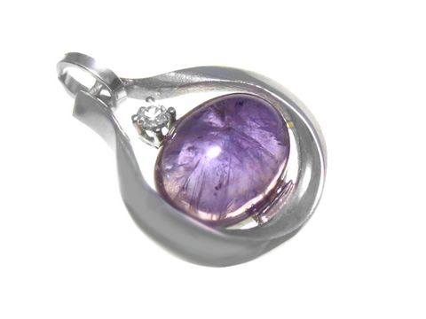 Amethyst Gold Anhänger aus Weißgold mit einem ovalen Amethyst, umgeben von geschwungenem Design und einem kleinen Stein, 18 mm groß, Hersteller Juwelier Harnisch.