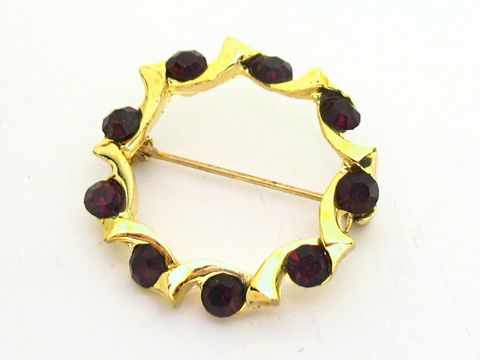 Rote Strass Brosche im Granatlook, rundlich gefasst, von Juwelier Harnisch, mit dekorativen goldfarbenen Elementen und dunklen Strasssteinen, ideal für elegante Akzente.