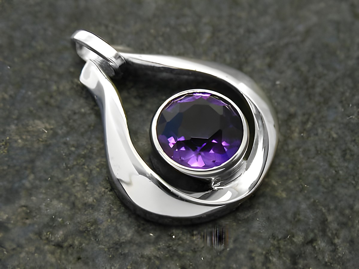 Designer Goldanhänger mit Amethyst in 18 mm aus Weißgold, Hersteller Juwelier Harnisch, elegantes Design mit ovalem, lila Stein, perfekt für stilvolle Schmuckliebhaber.