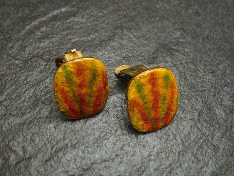 Emaille Ohrclips RAINBOW in vergoldeter Vintage-Optik, aus buntem Emaille gefertigt, mit einem quadratischen Design und kräftigen Farben in Rot, Gelb und Grün, ideal für stilvolle Akzente.