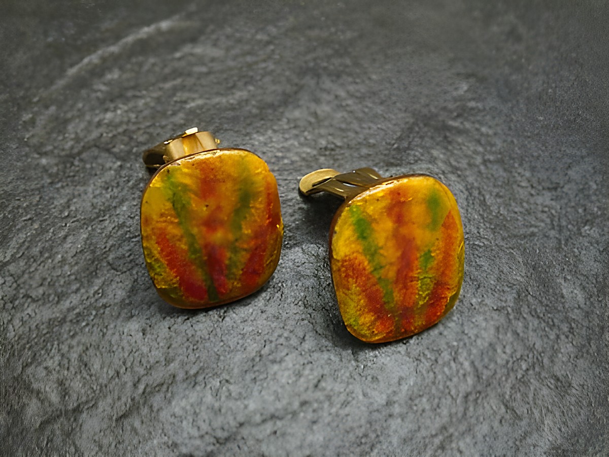 Emaille Ohrclips RAINBOW in vergoldeter Vintage-Optik, aus buntem Emaille gefertigt, mit einem quadratischen Design und kräftigen Farben in Rot, Gelb und Grün, ideal für stilvolle Akzente.