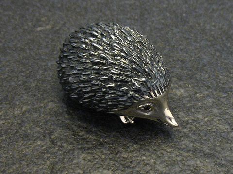 Igel aus Silber stehend mit plastischer Darstellung, Maße 39 mm, gefertigt von Juwelier Harnisch, ideal für Sammler und Tierliebhaber.