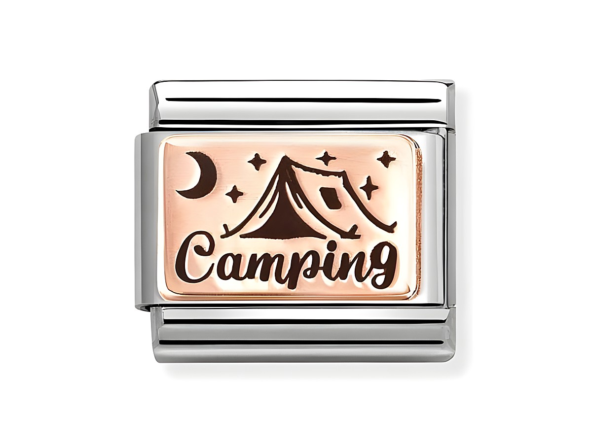 Das Bild zeigt eine Schmuck-Einlage von Nomination in klassischem Roségold mit dem Schriftzug Camping, umgeben von einem Zelt und einem Mond, perfekt für Naturliebhaber.