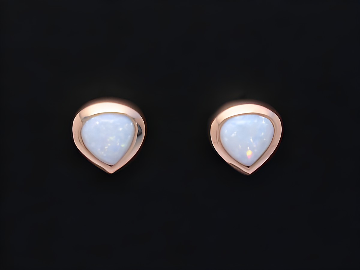 Zeitlose Gold Ohrringe aus 585er Gold mit Opal, Hersteller Juwelier Harnisch, elegant und funkelnd, ideal für jeden Anlass.