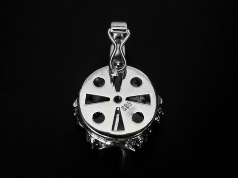Weißgold Anhänger mit Clipsystem, verziert mit Diamanten und Rubinen. Elegantes Design, geeignet für Perlenketten. Hochwertige Verarbeitung, hergestellt von Juwelier Harnisch.