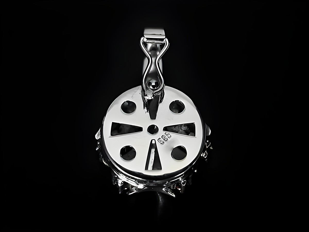 Weißgold Anhänger mit Clipsystem, verziert mit Diamanten und Rubinen. Elegantes Design, geeignet für Perlenketten. Hochwertige Verarbeitung, hergestellt von Juwelier Harnisch. – Ansicht 2