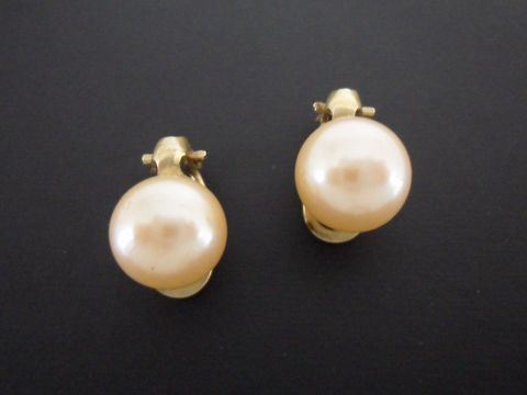 Ohrclip in zeitlosem Design mit goldfarbener Fassung und synthetischen Zuchtperlen, Hersteller Juwelier Harnisch, ideal für elegante Anlässe.