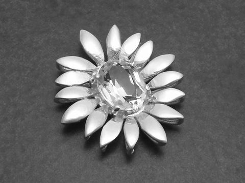 Blume mit Stein als Silber Anhänger im modernen Design, gefertigt vom Juwelier Harnisch, hebt sich durch die pflanzenähnliche Form und die elegante Verarbeitung hervor.