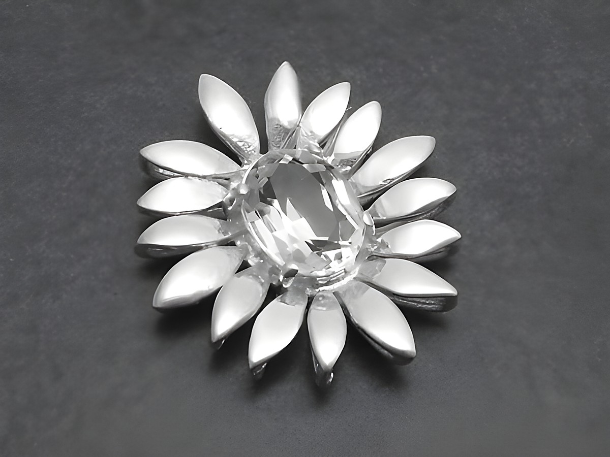 Blume mit Stein als Silber Anhänger im modernen Design, gefertigt vom Juwelier Harnisch, hebt sich durch die pflanzenähnliche Form und die elegante Verarbeitung hervor.