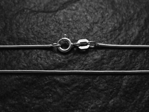 Schlangenkette 38 cm aus rhodiniertem Sterling Silber, feine 1 x 1 mm Struktur, mit sicherem Verschluss, Hersteller Juwelier Harnisch, elegant und zeitlos.