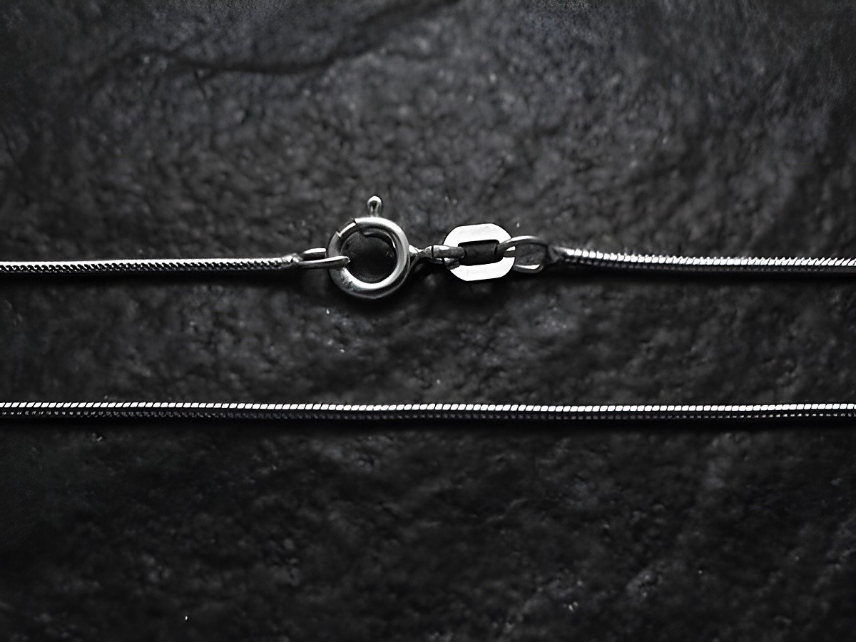 Schlangenkette 38 cm aus rhodiniertem Sterling Silber, feine 1 x 1 mm Struktur, mit sicherem Verschluss, Hersteller Juwelier Harnisch, elegant und zeitlos.