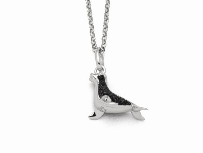 Sterling Silber Kette mit Seelöwen-Anhänger aus Lavasand, 42 cm lang, von DUR, detailreiche Darstellung mit glänzendem Finish und schwarzem Lavasand für einen eleganten Look.