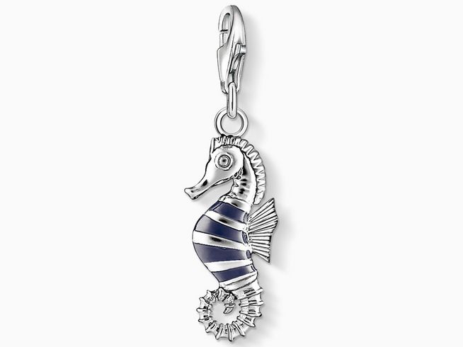 Seepferdchen Charm von Thomas Sabo aus silberfarbenem Metall mit blauer und weißer Emaille, detailreich gestaltet mit auffälligem Kopf und gewundener Schwanz. Ideal für tierische Schmuckliebhaber.