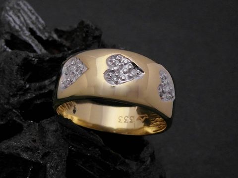 Gold Ring - Herz der Liebe - Gold 333 bicolor - Diamant - Goldring - Gr. 50, Hersteller: Juwelier Harnisch, bis Gr. 50/16, mit funkelnden Herzen aus Diamanten verziert.