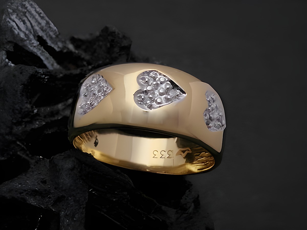 Gold Ring - Herz der Liebe - Gold 333 bicolor - Diamant - Goldring - Gr. 50, Hersteller: Juwelier Harnisch, bis Gr. 50/16, mit funkelnden Herzen aus Diamanten verziert.