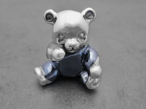 Stehender Teddybär aus rhodiniertem Echtsilber, plastisch gestaltet und 33 mm groß, gefertigt von Juwelier Harnisch, ideal als dekoratives Element oder Geschenk.