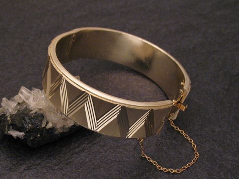 Modeschmuck Reifen in silberner Optik mit grafischem Muster, perfekt für jeden Anlass. Hersteller: Juwelier Harnisch, ideal kombinierbar mit Armbändern und E-Sprit.
