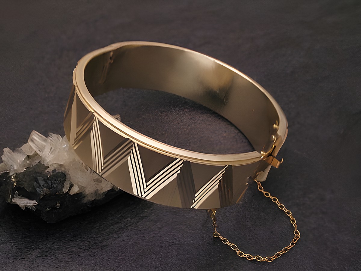 Modeschmuck Reifen in silberner Optik mit grafischem Muster, perfekt für jeden Anlass. Hersteller: Juwelier Harnisch, ideal kombinierbar mit Armbändern und E-Sprit.