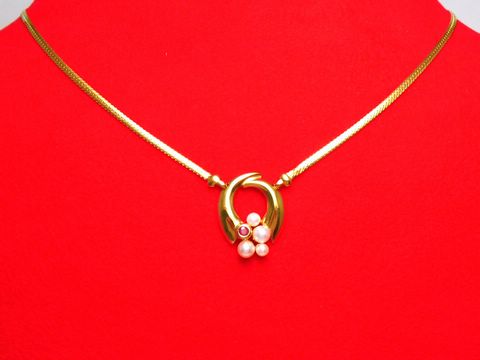 Gold Collier 375 mit Mittelteil aus Zuchtperlen und Rubin, Länge 44cm, hochwertig verarbeitet vom Juwelier Harnisch, elegante Perlenkette für besondere Anlässe.