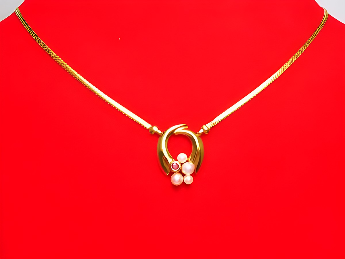 Gold Collier 375 mit Mittelteil aus Zuchtperlen und Rubin, Länge 44cm, hochwertig verarbeitet vom Juwelier Harnisch, elegante Perlenkette für besondere Anlässe.