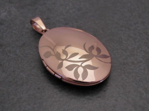 65421-0 Medaillon aus Edelstahl rosegoldplattiert oval poliert mit floralem Muster, Hersteller Juwelier Harnisch, ideal für persönliche Erinnerungen oder Geschenke.