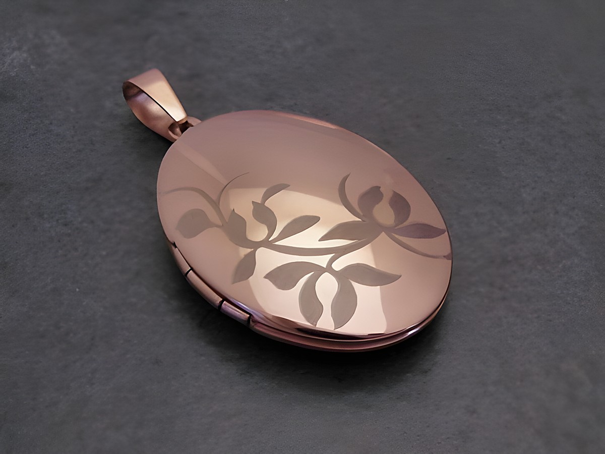 Medaillon aus Edelstahl rosegoldplattiert oval poliert mit floralem Muster, Hersteller Juwelier Harnisch, ideal für persönliche Erinnerungen oder Geschenke.