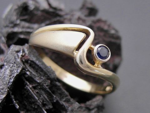 Goldring designorientiert Größe 51,5 mit einem blauen Safir, hergestellt von Juwelier Harnisch, passend bis Größe 52/17, elegant und stilvoll.