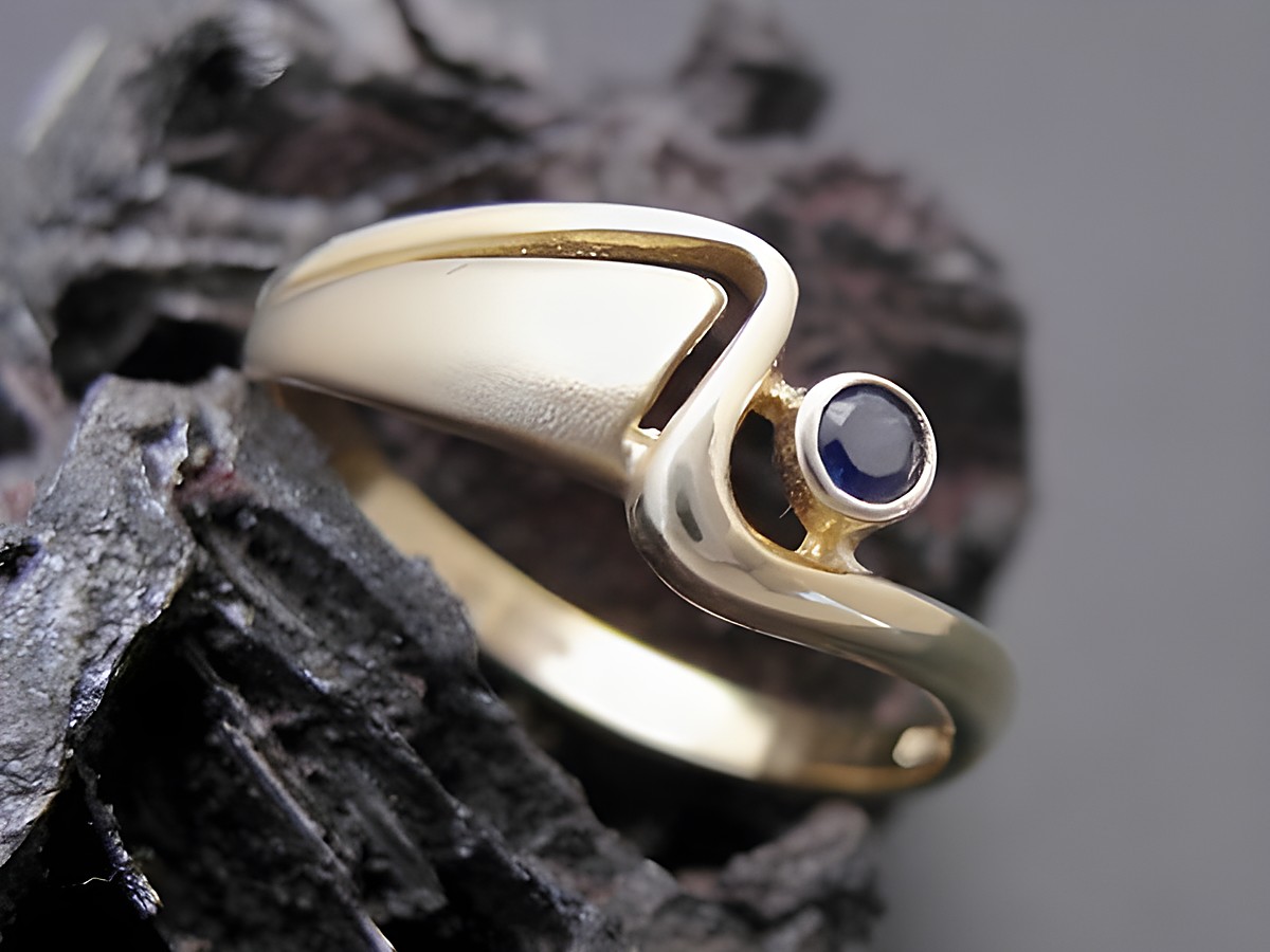 Goldring designorientiert Größe 51,5 mit einem blauen Safir, hergestellt von Juwelier Harnisch, passend bis Größe 52/17, elegant und stilvoll.