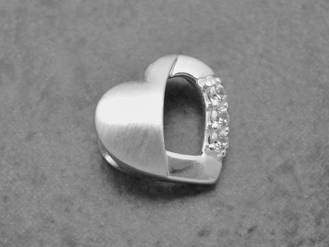 Anhänger in Herzform aus Sterling Silber, romantisch gestaltet mit weißen Zirkonia, hergestellt von Juwelier Harnisch, Perlen und Steine.