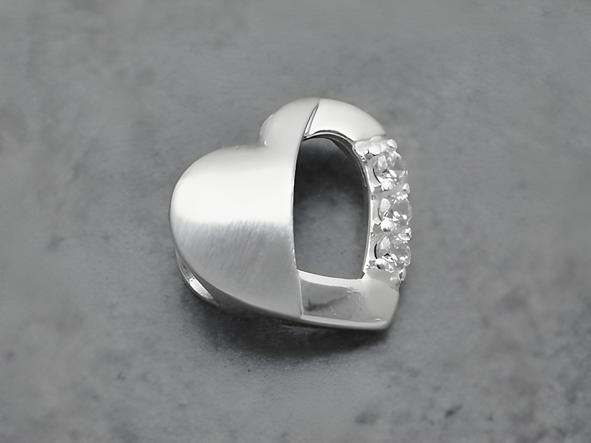 Anhänger in Herzform aus Sterling Silber, romantisch gestaltet mit weißen Zirkonia, hergestellt von Juwelier Harnisch, Perlen und Steine.
