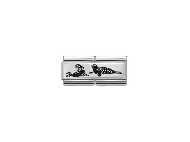 Zwei stilisierte Seehunde auf einer eleganten Edelstahl- und Sterling Silber-Oberfläche, dargestellt in klaren Linien und minimalistischem Design, passend für das Nomination CLASSIC DOUBLE GRAVUREN Element.