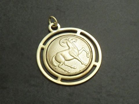Goldfarbene, runde 3D-Platte mit dem Sternzeichen Widder, hergestellt von Juwelier Harnisch. Der Widder ist detailreich abgebildet und perfekt für Sternzeichen-Liebhaber.