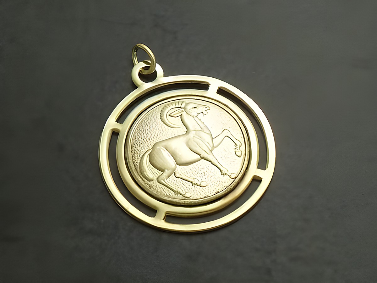 Goldfarbene, runde 3D-Platte mit dem Sternzeichen Widder, hergestellt von Juwelier Harnisch. Der Widder ist detailreich abgebildet und perfekt für Sternzeichen-Liebhaber.