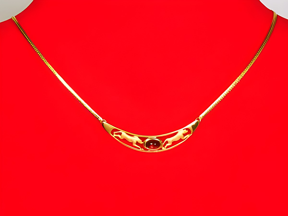 Collier Goldkette 333 mit Mittelteil im Leopardenmuster und Granat, 45cm lang, hochwertig verarbeitet, Hersteller Juwelier Harnisch, elegantes und auffälliges Schmuckstück.